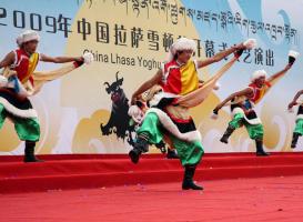 dancing tibetan men on shoton festival